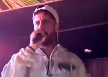 فیلم آواز شاد؛ خواننده آهنگ ترند تو خوشگل منی طرفدار خوش فیسشو در آغوش گرفت با هم خوندن