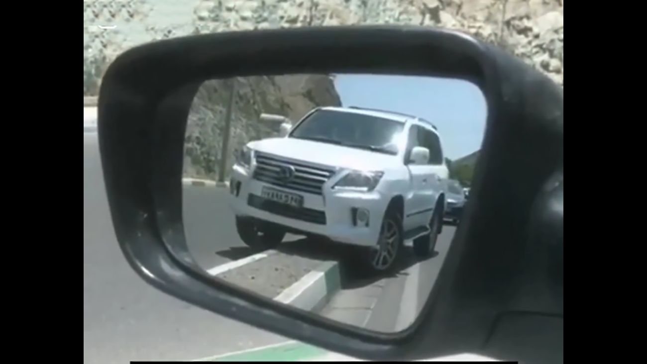 فرار عجیب گران ترین SUV ایران از ترافیک جاده چالوس! + فیلم