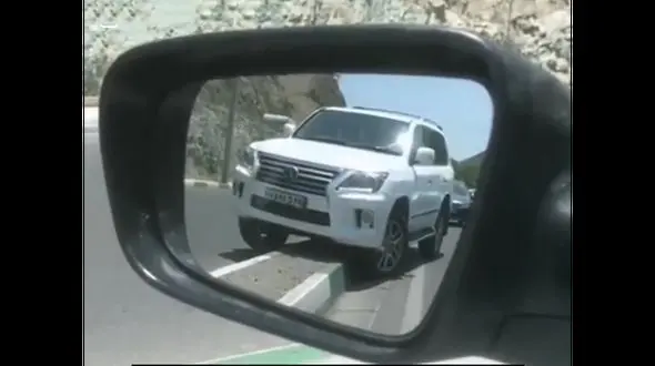 فرار عجیب گران‌ترین شاسی‌بلند ایران از ترافیک جاده چالوس! + فیلم