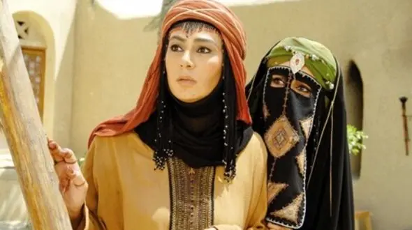 تصویری بسیار قدیمی از 19 سالگی نسرین مقانلو بازیگر سریال مختارنامه/ دَرِ چوبی و نوستالژی خانه ی خانم بازیگر در آن زمان