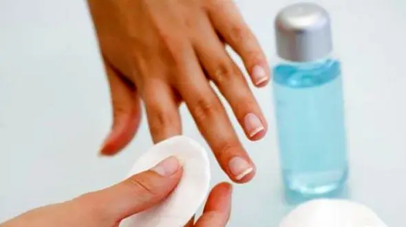 رایج ترین اشتباهات در پاک کردن لاک و ژل ناخن!