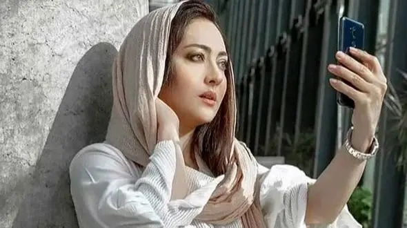 نگاهی به چهره، تیپ و استایل نیکی کریمی در 20 سالگی + عکس