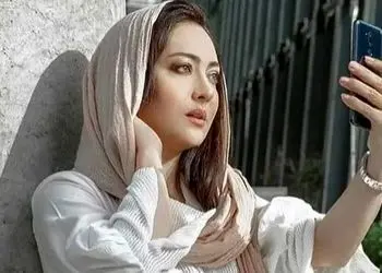 نگاهی به چهره، تیپ و استایل نیکی کریمی در 20 سالگی + عکس