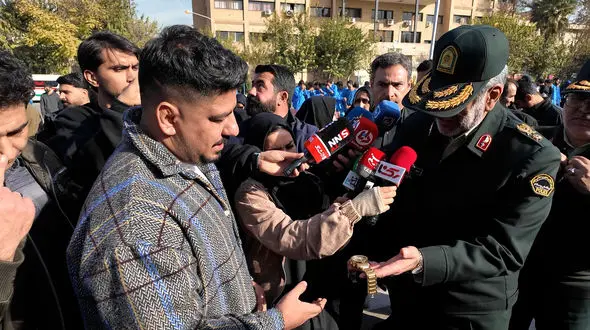 فیلم لحظه تحویل ساعت طلای سرقتی به مالباخته توسط سردار محمدیان / دزدان با گوله پلیس زمینگیر شدند