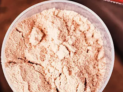 مکمل پروتئین مصرف کنم یا ورزش کنم؟ این پژوهش به سالمندان پاسخ قاطع می‌ دهد