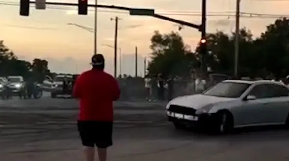  برخورد خودرو سواری با مرد قرمز پوش