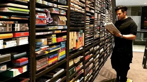 کتاب جنجالی دست محمد رضا گلزار چه بود؟+ تصاویر