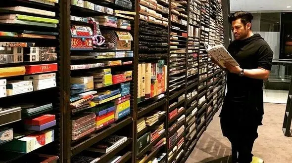 کتاب جنجالی دست محمد رضا گلزار چه بود؟+ تصاویر