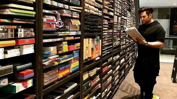 کتاب جنجالی دست محمد رضا گلزار چه بود؟+ تصاویر