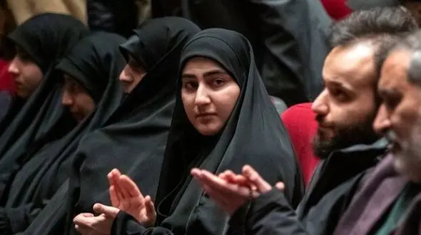 عکس؛ سفر به تاریخ؛ «زینب، دختر سردار سلیمانی» در حال گفتگو با «ژاله صامتی» در یک مراسم