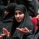 عکس؛ سفر به تاریخ؛ «زینب، دختر سردار سلیمانی» در حال گفتگو با «ژاله صامتی» در یک مراسم