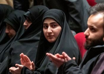 عکس؛ سفر به تاریخ؛ «زینب، دختر سردار سلیمانی» در حال گفتگو با «ژاله صامتی» در یک مراسم