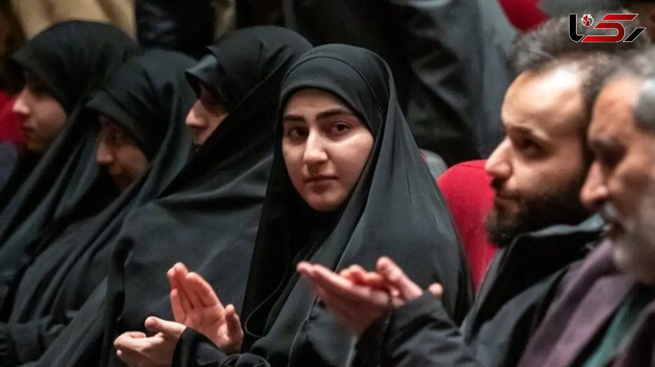 عکس؛ سفر به تاریخ؛ «زینب، دختر سردار سلیمانی» در حال گفتگو با «ژاله صامتی» در یک مراسم