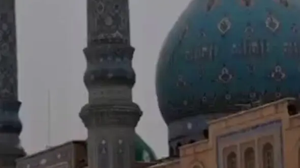 حال و هوای اولین باران پاییزی آستان مقدس مسجد جمکران + فیلم
