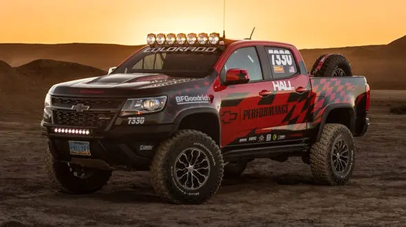 تصادف پیکاپ با شاسی بلند در آزادراه + فیلم 