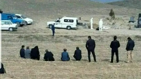 عکس غم انگیز از دفن یک بیمار کرونایی / تلخ ترین خداحافظی در آخرین دیدار