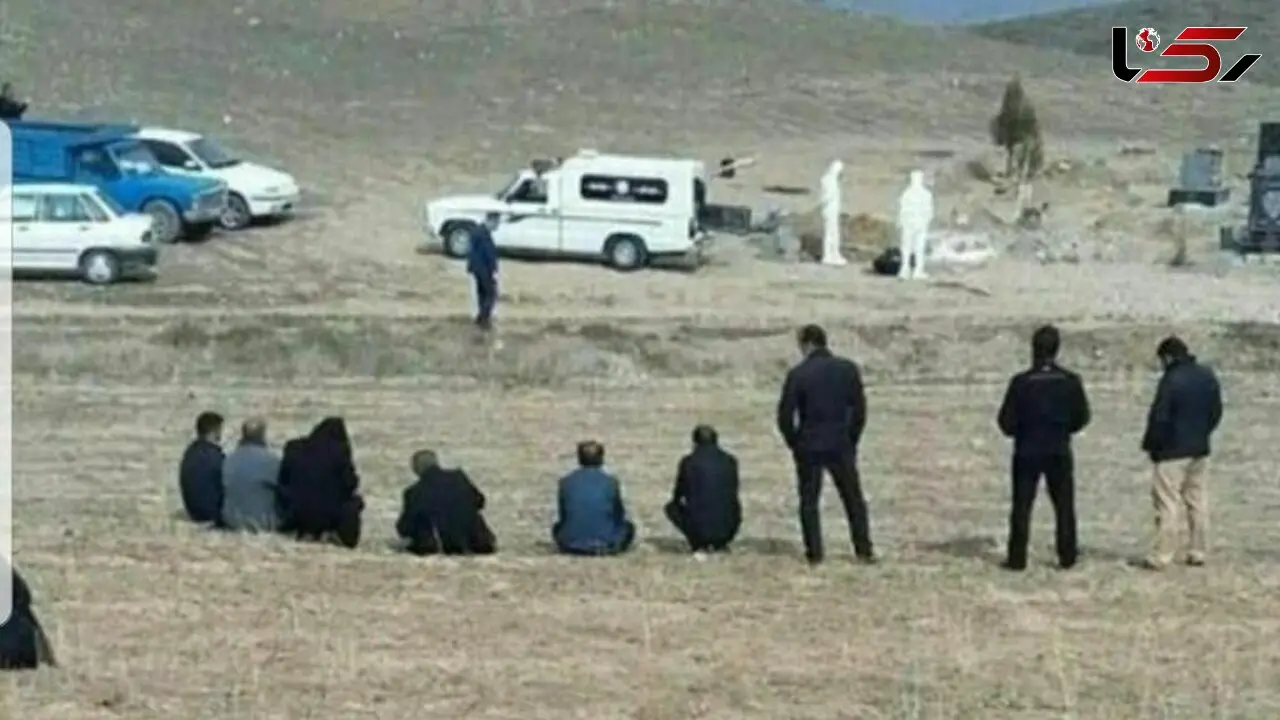عکس غم انگیز از دفن یک بیمار کرونایی / تلخ ترین خداحافظی در آخرین دیدار