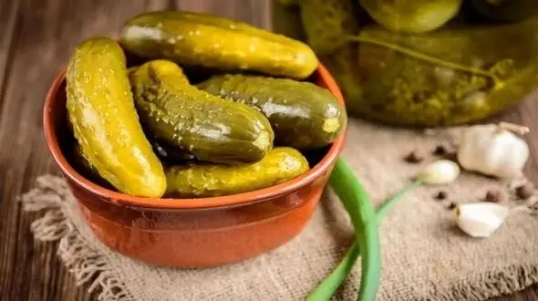 خیارشور فله‌ ای مصرف می‌ کنید؟ مراقب این سم سفید باشید!