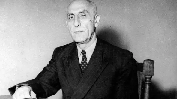 عکس بوسه تاریخی مصدق بر دستان همسر شاه