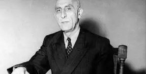 عکس بوسه تاریخی مصدق بر دستان همسر شاه