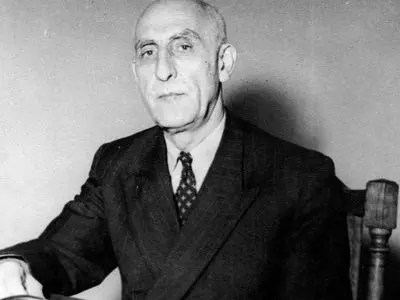 عکس بوسه تاریخی مصدق بر دستان همسر شاه