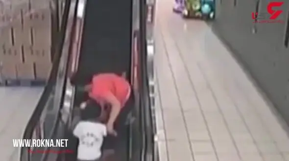 لحظه سقوط زن و کودک از پله برقی! +تصویر