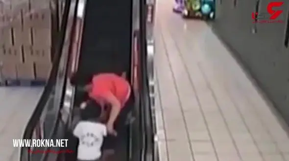 لحظه سقوط زن و کودک از پله برقی! +تصویر