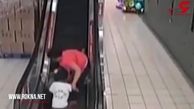 لحظه سقوط زن و کودک از پله برقی! +تصویر