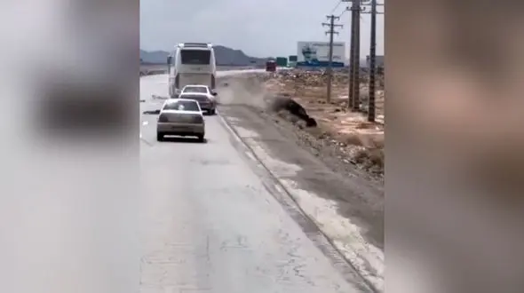 فیلم لجبازی مرگبار در جاده سیرجان بین اتوبوس و خودرو سواری