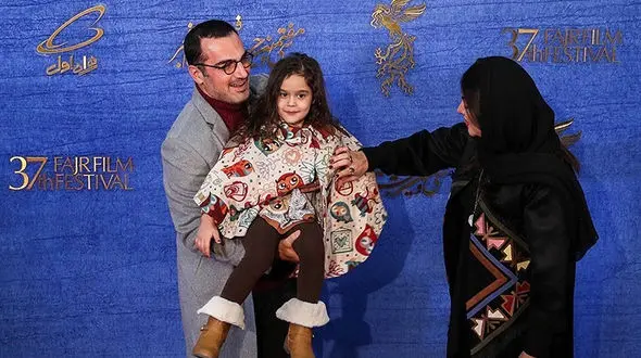 ژست جالبِ بازیگر خردسال روی فرش قرمز جشنواره فیلم فجر+تصاویر