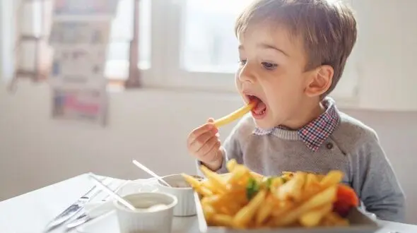 مادران باردار زیاد غذا نخورند/ برای کودکان پاپ کرن، لواشک خانگی و آب میوه طبیعی را جایگزین پفک و تنقلات شرکتی کنید
