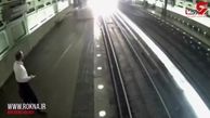 ورود ناگهانی یک گوزن به ایستگاه مترو! + فیلم