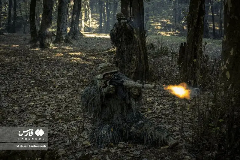 تمرین و آموزش های تخصصی رزم در جنگل توسط بسیجیان یگان ویژه فاتحین تهران بزرگ در جنگل‌های شمال کشور