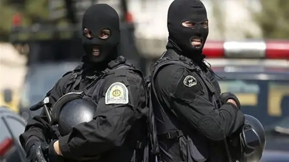 فیلم حرکت جنجالی دختری با پوشش خاص جلوی نیروهای یگان ویژه !