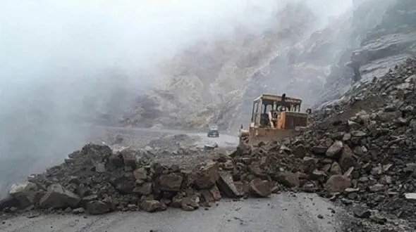 ریزش کوه در جاده بجنورد به آشخانه