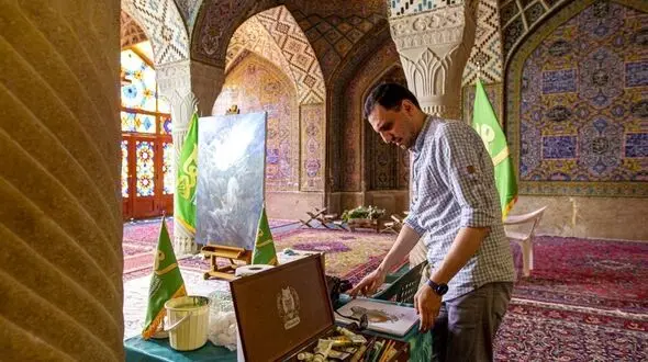 حسن روح الامین نشان درجه یک هنری دریافت کرد