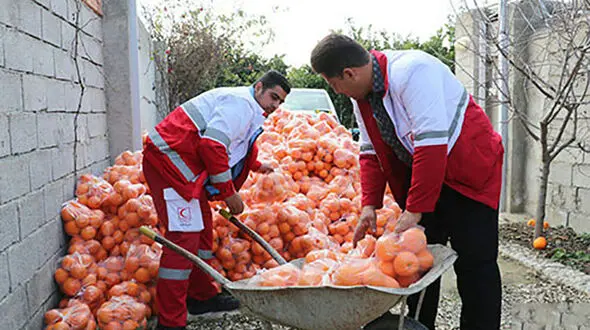 کمک متفاوت یک پزشک گلستانی به سیل زده ها + فیلم