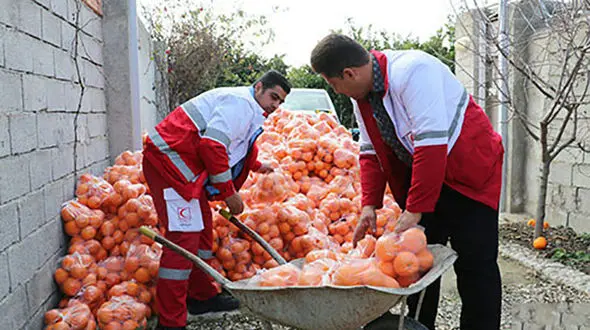 کمک متفاوت یک پزشک گلستانی به سیل زده ها + فیلم