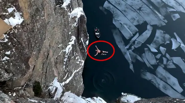 هیجانی ترین شیرجه در یخ های قطبی + فیلم 