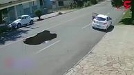 لحظه عجیب سقوط یک خودرو به گودال وسط خیابان در برزیل + فیلم
