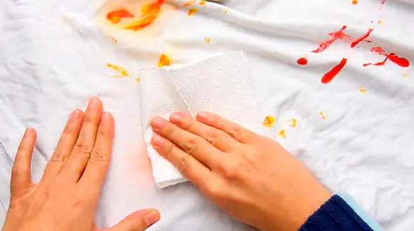 ترفند پاک کردن لکه انار از روی دست و لباس