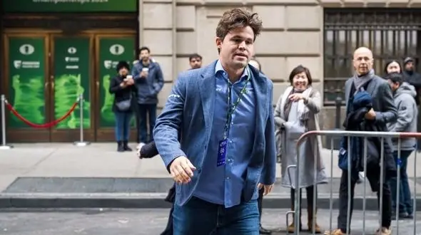 قهرمان جهان به خاطر پوشیدن شلوار جین اخراج شد!