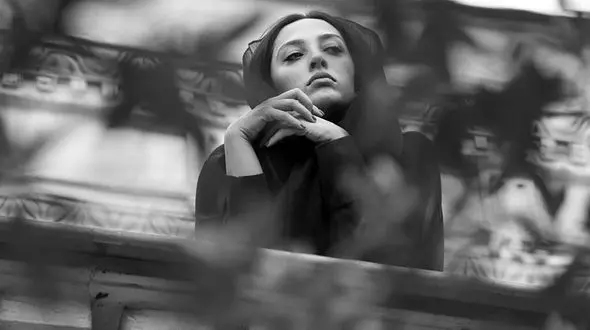 عکس دیده نشده از آناهیتا درگاهی در بالکن خانه اش