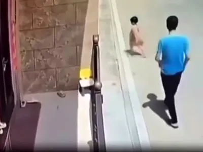 فیلم تلخ از انداختن یک دختربچه توسط برادرش داخل کانال آب خروشان