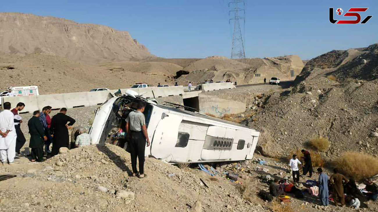 واژگونی یک دستگاه اتوبوس در سیستان وبلوچستان با ۳۵ مصدوم + عکس