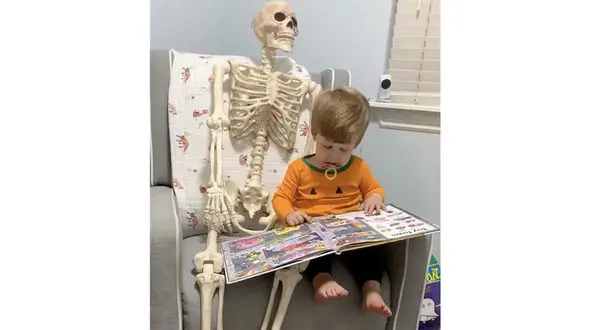 علاقه پسر 2 ساله به اسکلت + فیلم