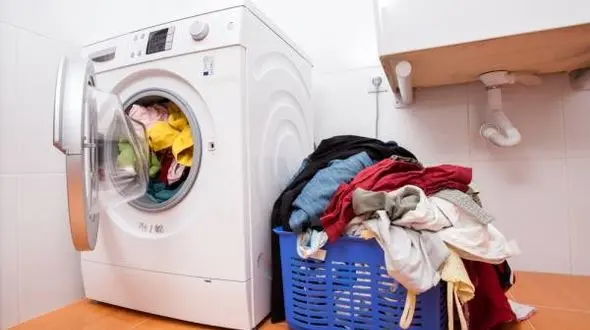 رفع بوی کپک و نم از لباس ها با کمک این وسیله خانگی