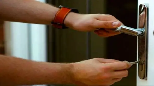 فیلم / زن خیانتکار 18 ماه در توالت زندانی بود / وقتی نجات یافت 8 نان را درسته قورت داد