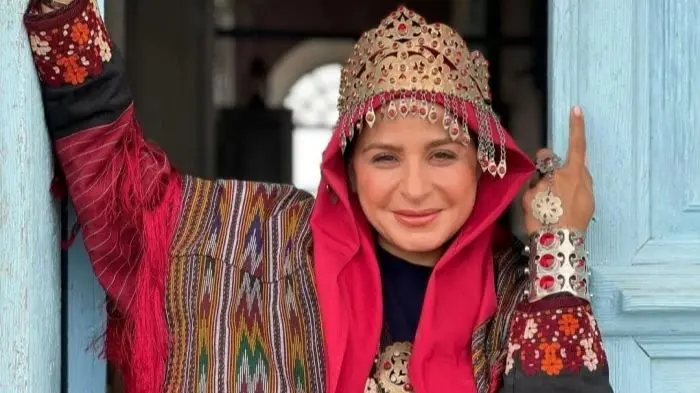 فیلم و عکس ها / نگاهی به سلیقه محشر سیما تیرانداز در چیدمان عید امسال خانه اش / از مبلمان مدرن امروزی تا دکوری های عتیقه قاجاریه و فرش های اصیل ایرانی