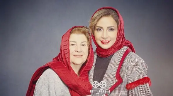 فیلم / ضجه های جگرسوز شبنم قلی خانی  سر خاک مادرش / دلم میخواد بغلت کنم اما با اینهمه خاک چه کنم ؟ / آروم بخواب مامانم آروم بخواب